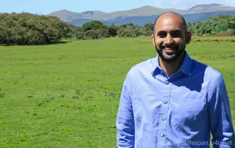 디지털 노화 연구 - Here are three detailed image prompts in English, based on the provided text, adhering to all specif...